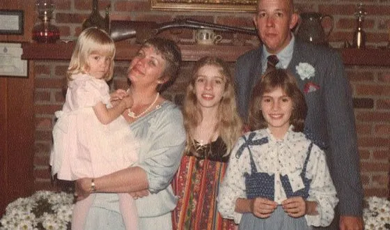 Маленькая Джулия Робертс (справа) с мамой, отчимом и сестрами