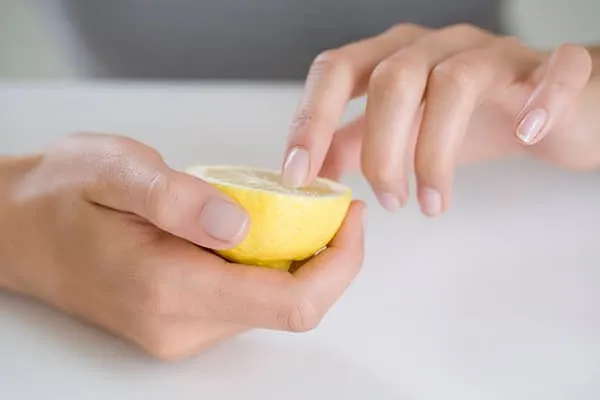 Отбеливание ногтей лимоном