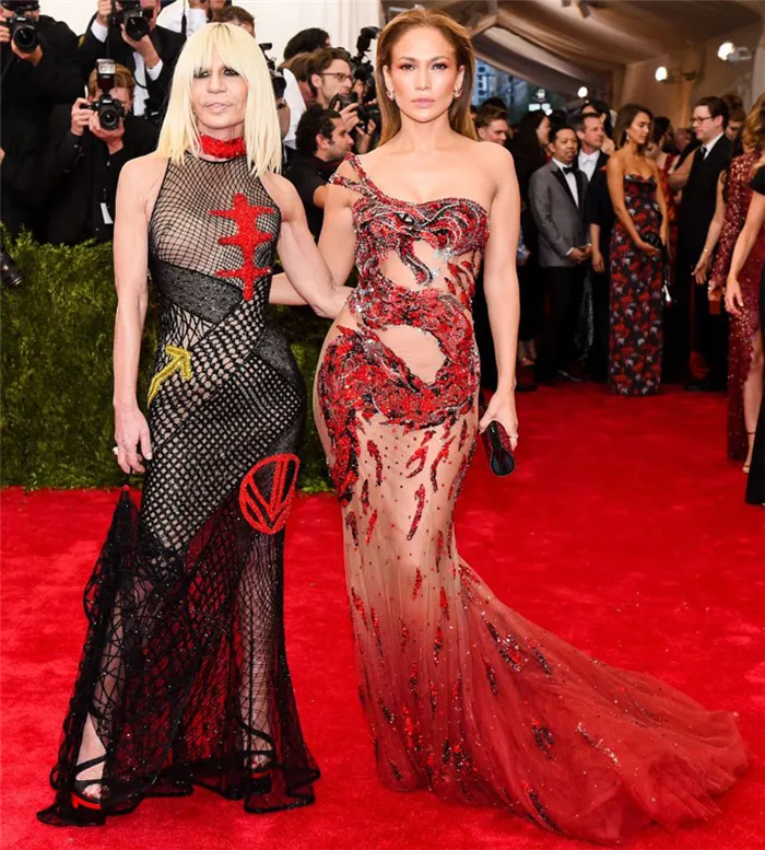 Дизайнер Донателла Версаче и Дженнифер Лопес в Versace на Met Gala в 2015 году