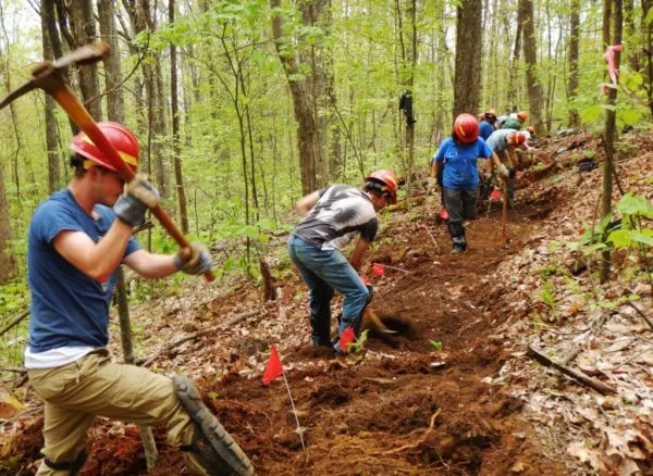 Рабочие расчищают тропу (Appalachian Trail Conservancy)