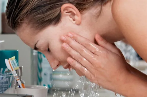 Как чистить кожу правильно. Если мыть лицо больше двух раз в день, кожа может стать сухой и раздраженной. Фото.