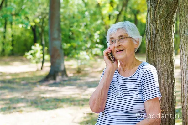 бабушка разговаривает по мобильному телефону