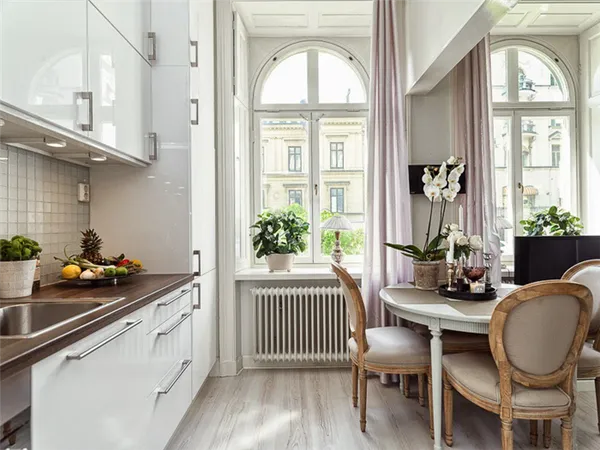 Белая глянцевая кухня в стиле неоклассика